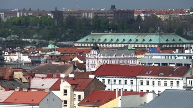 V pozadí budovy Národního technického muzea a Zemědělského muzea, vpravo budova Českých drah, kdysi ÚV KSČ