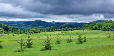 Z nejlepšího výhledového místa na hřišti, u odpaliště jamky č. 2, poblíž je kaplička - boží muka 