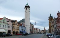 Domažlické náměstí s vychýlenou věží