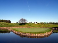 Jeden z nejprestižnějších klubů v Česku, golfový resort Konopiště. Disponuje třemi hřišti.