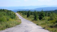 Horský terén s asfaltovou silničkou: do hor je dobré jezdit jen na horských kolech, mají na to ideální převody.