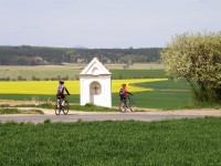 Pohoda v české kotlině: jarní příroda vždy přivede do krajiny mnoho cyklistů.