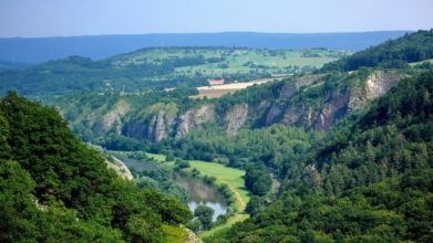 Netradiční pohled na karlštejnské hřiště - s okolím Českého krasu neladí úplně dokonale, krajinu zvláštně segmentuje