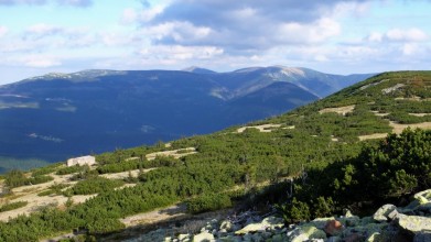 Krkonoše, pohled poblíž mohyly Hanče a Vrbaty. Řopík je vidět vlevo dole.