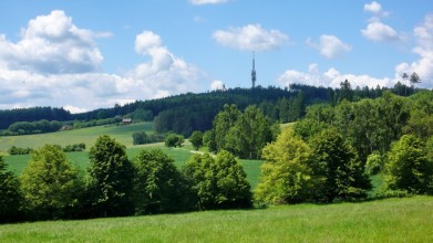 Vrch Mezivrata (713 m) a vysílač