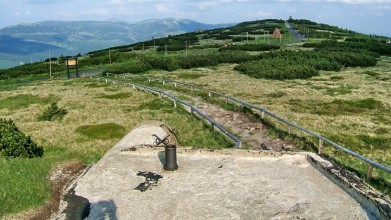 Řopík v Krkonoších, u mohyly Hanče a Vrbaty, ve výšce 1 400 metrů