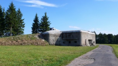 Pěchotní srub Na holém, u silnice Bartošovice-Rokytnice v Orlických horách